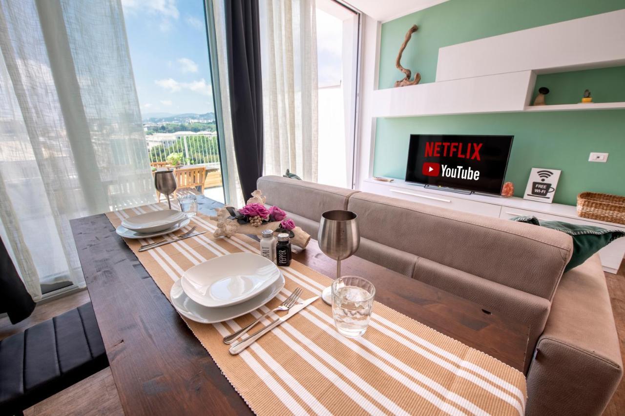 Apartmán Attico Luxury Con Parcheggio E Terrazza Vista Mozzafiato Janov Exteriér fotografie